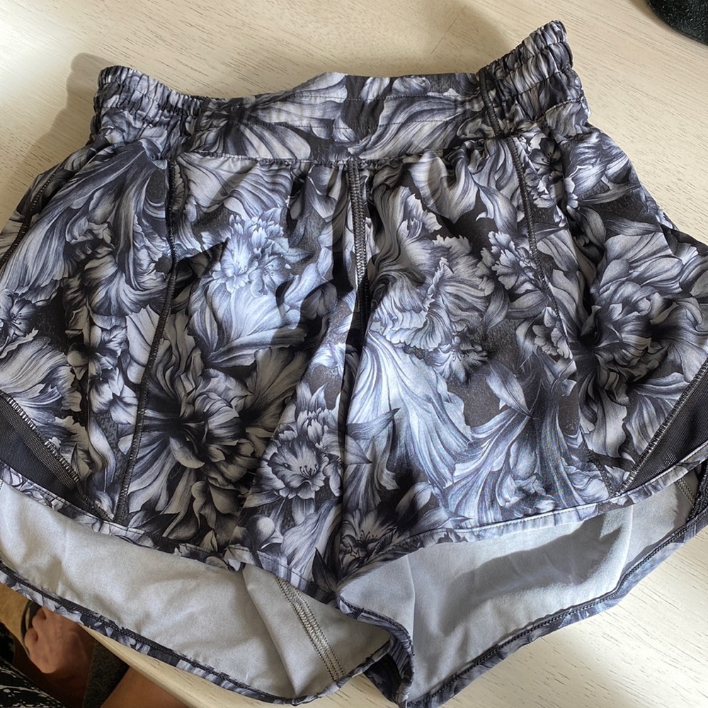 Lululemon darling black/gray floral pattern running short, with liner Size 4